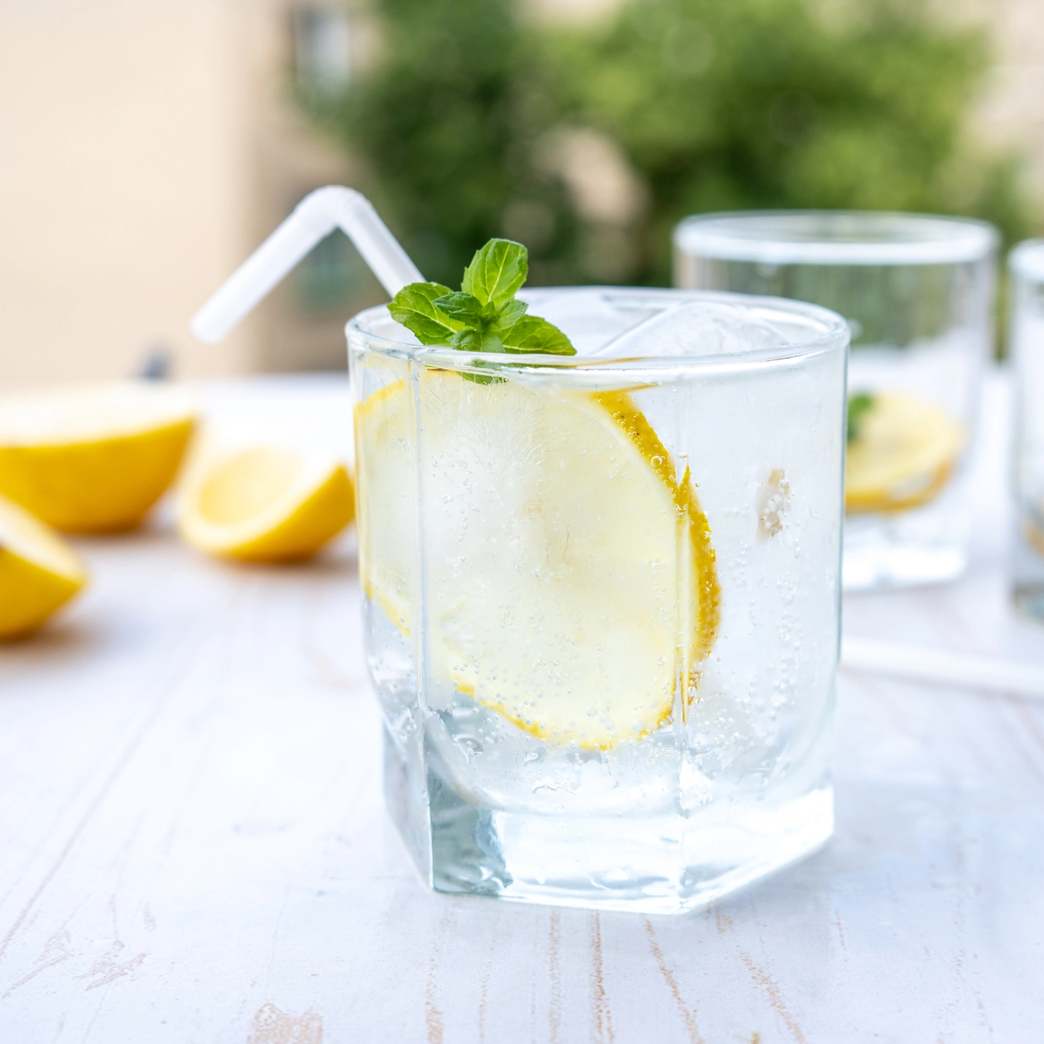 Wasserglas mit Zitrone
