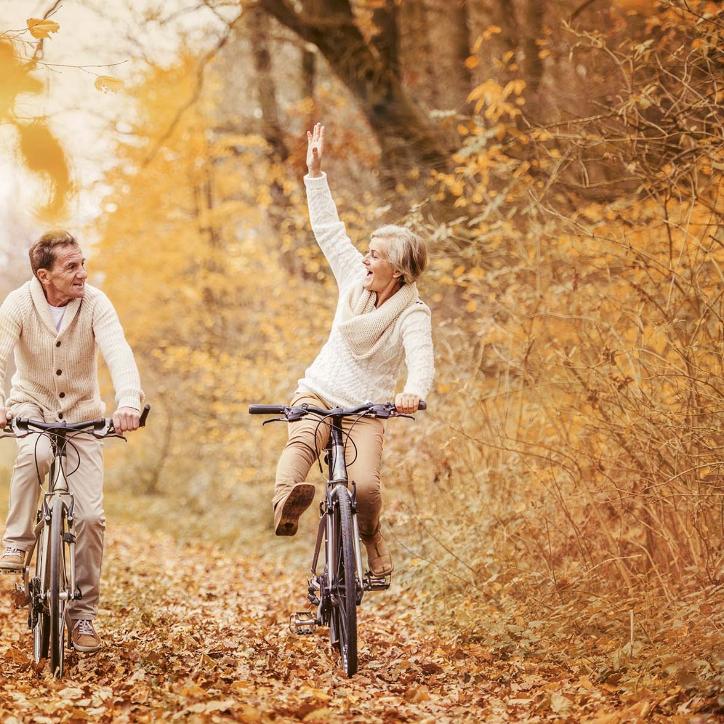 Mann und Frau beim Radfahren im herbstlichen Wald