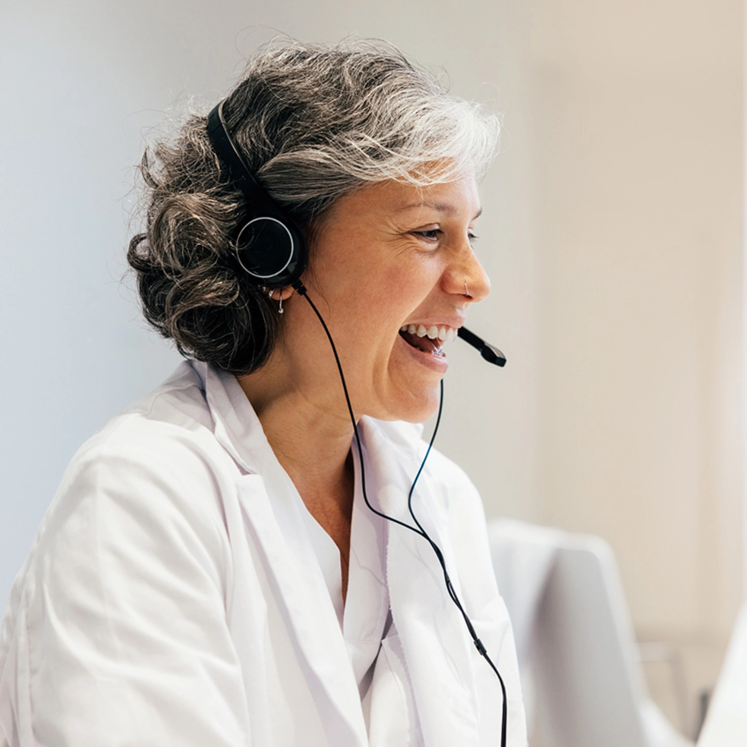 Médecin au téléphone