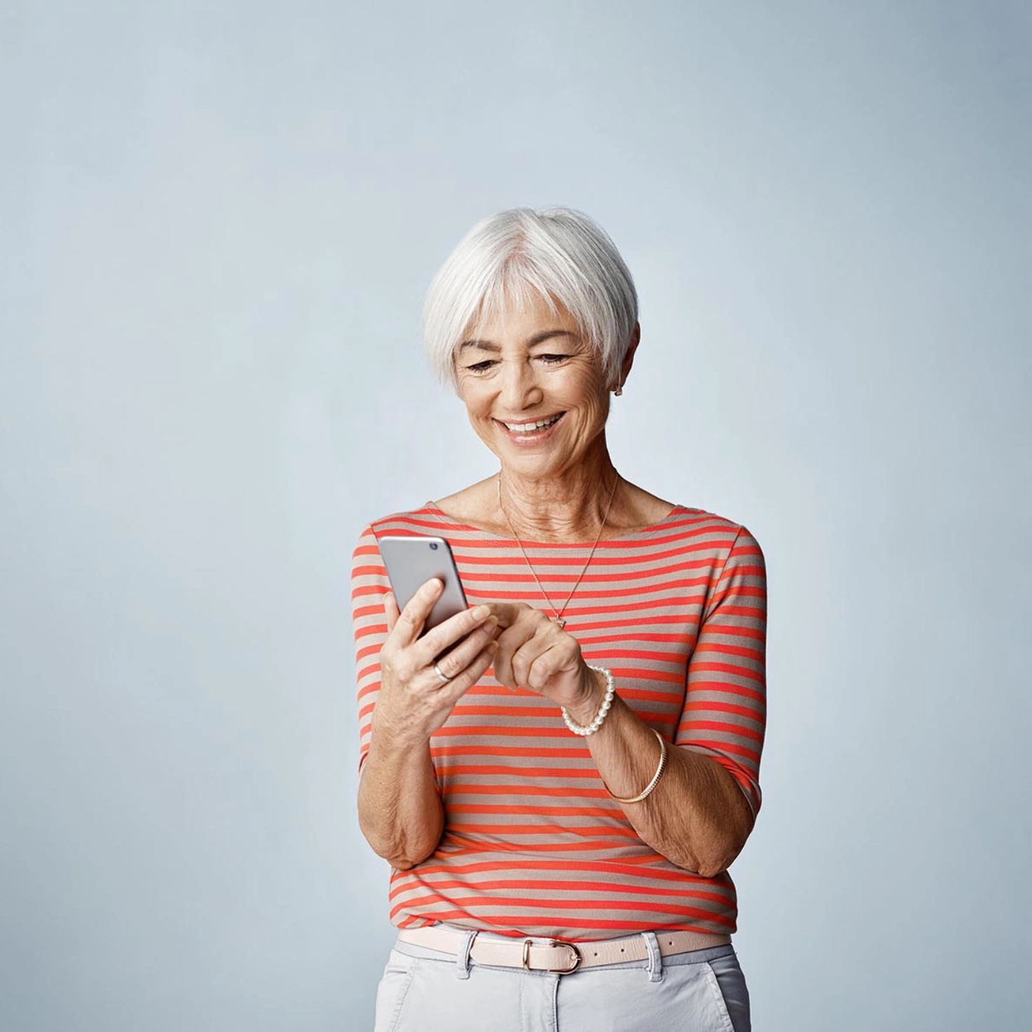 Anziana con uno smartphone in mano
