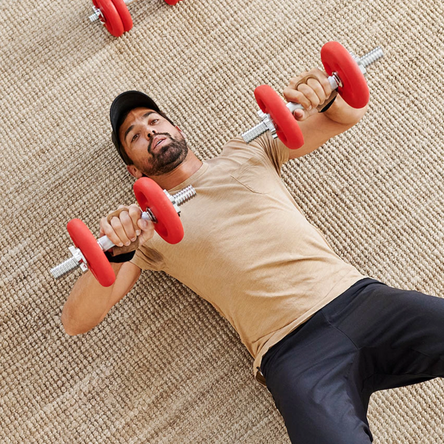 Uomo in palestra con la palla da basket in mano