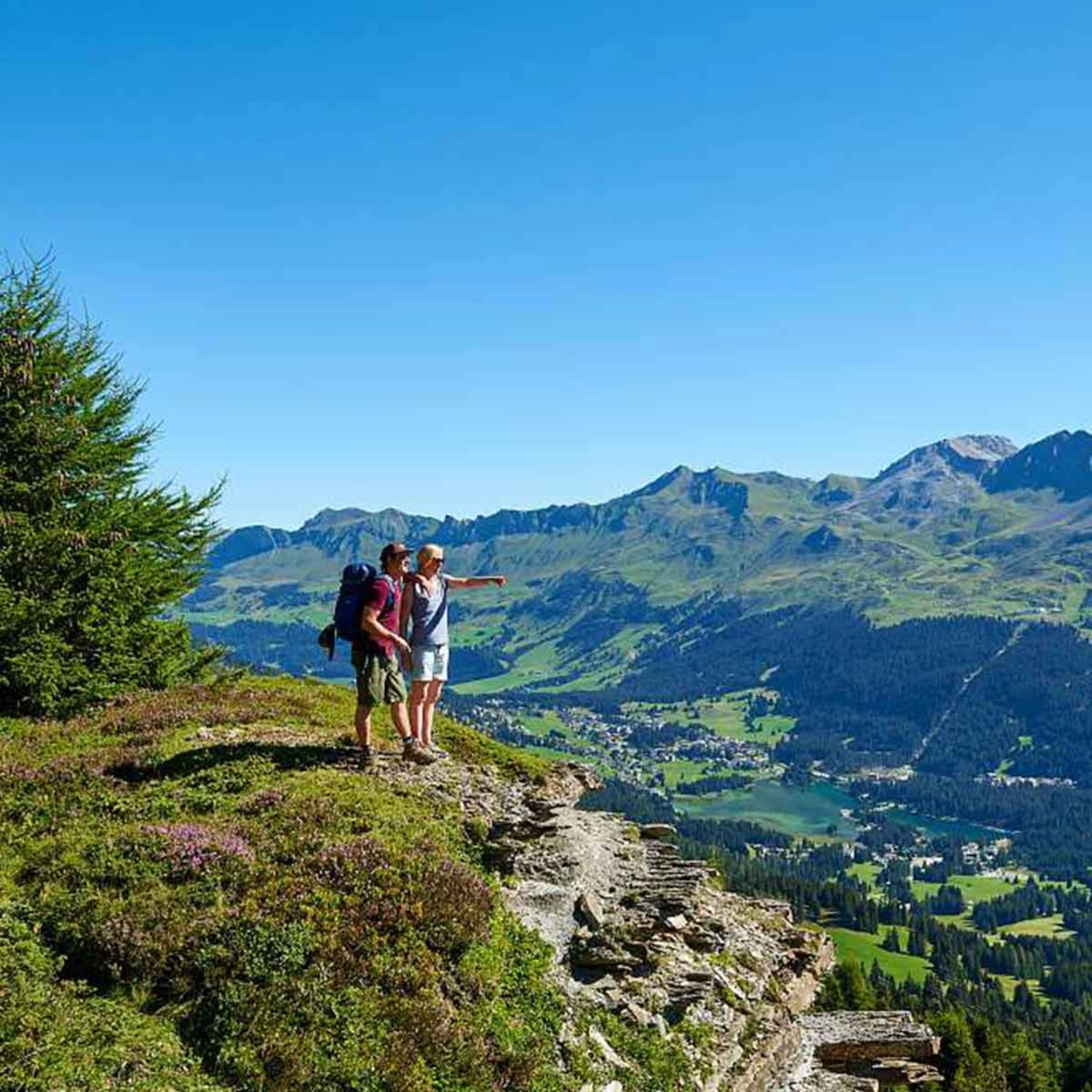 Wanderin und Wanderer auf der Lenzerheide