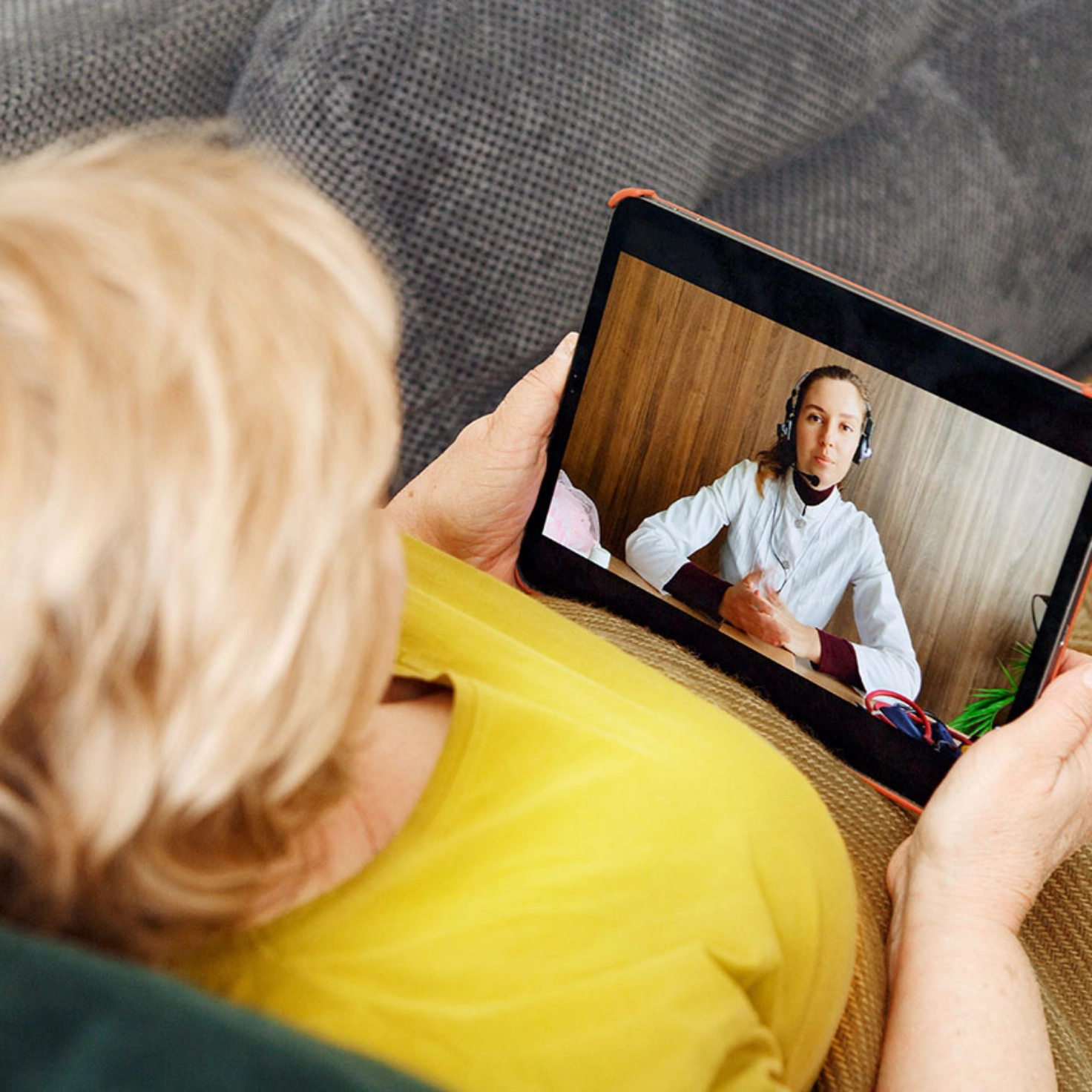 Médecin lors d'une consultation téléphonique