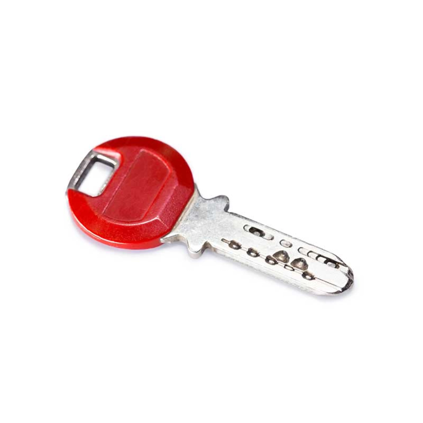 Une clé de voiture ou d'appartement sur un fond neutre.
