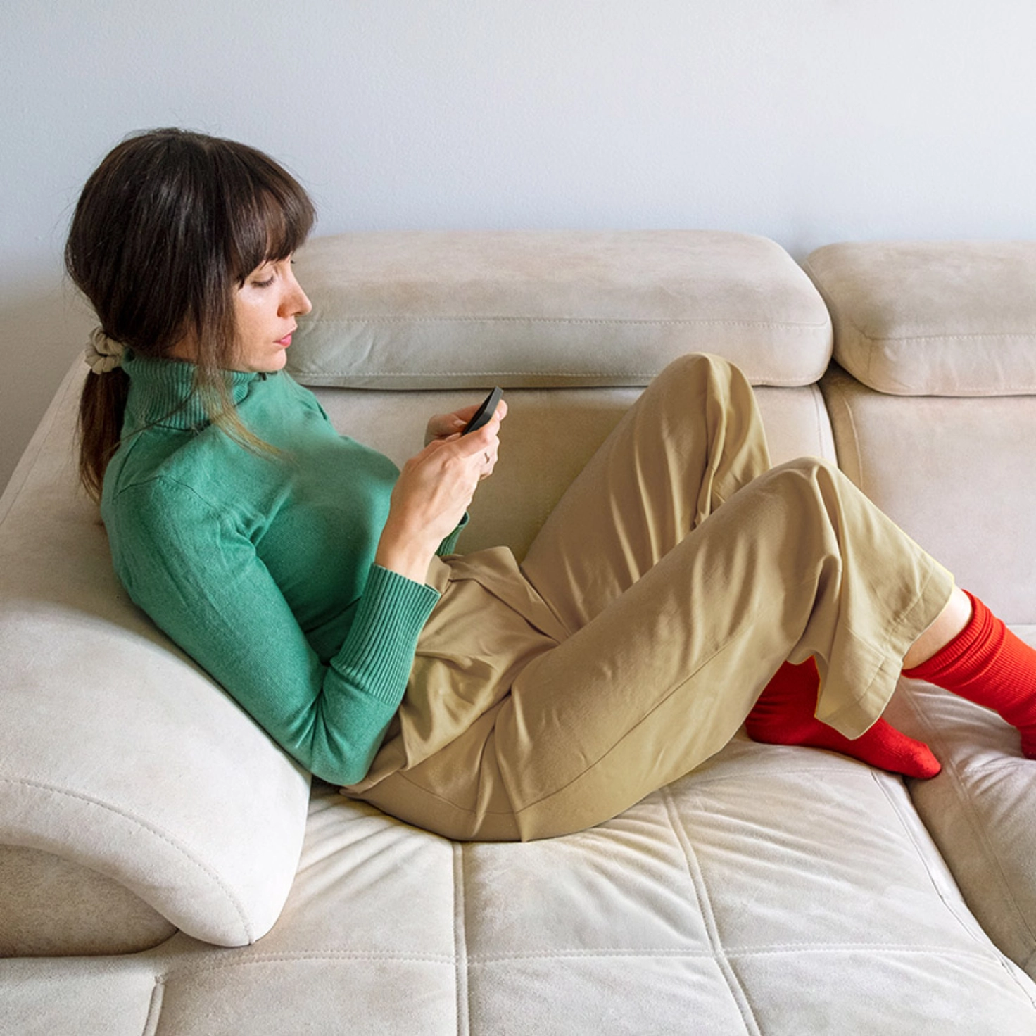 Une femme regarde un homme prendre une photo d'un document avec un smartphone.