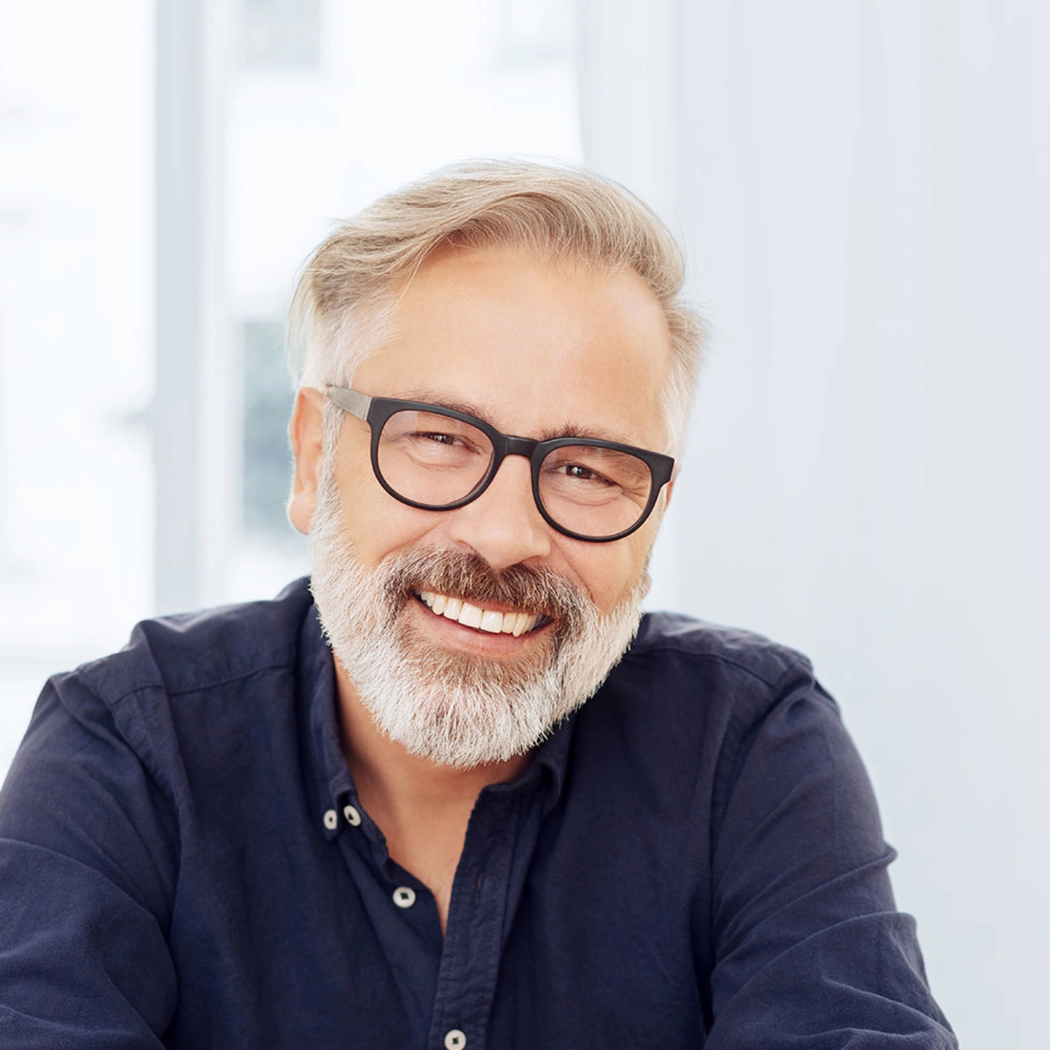 Homme à lunettes et cheveux gris