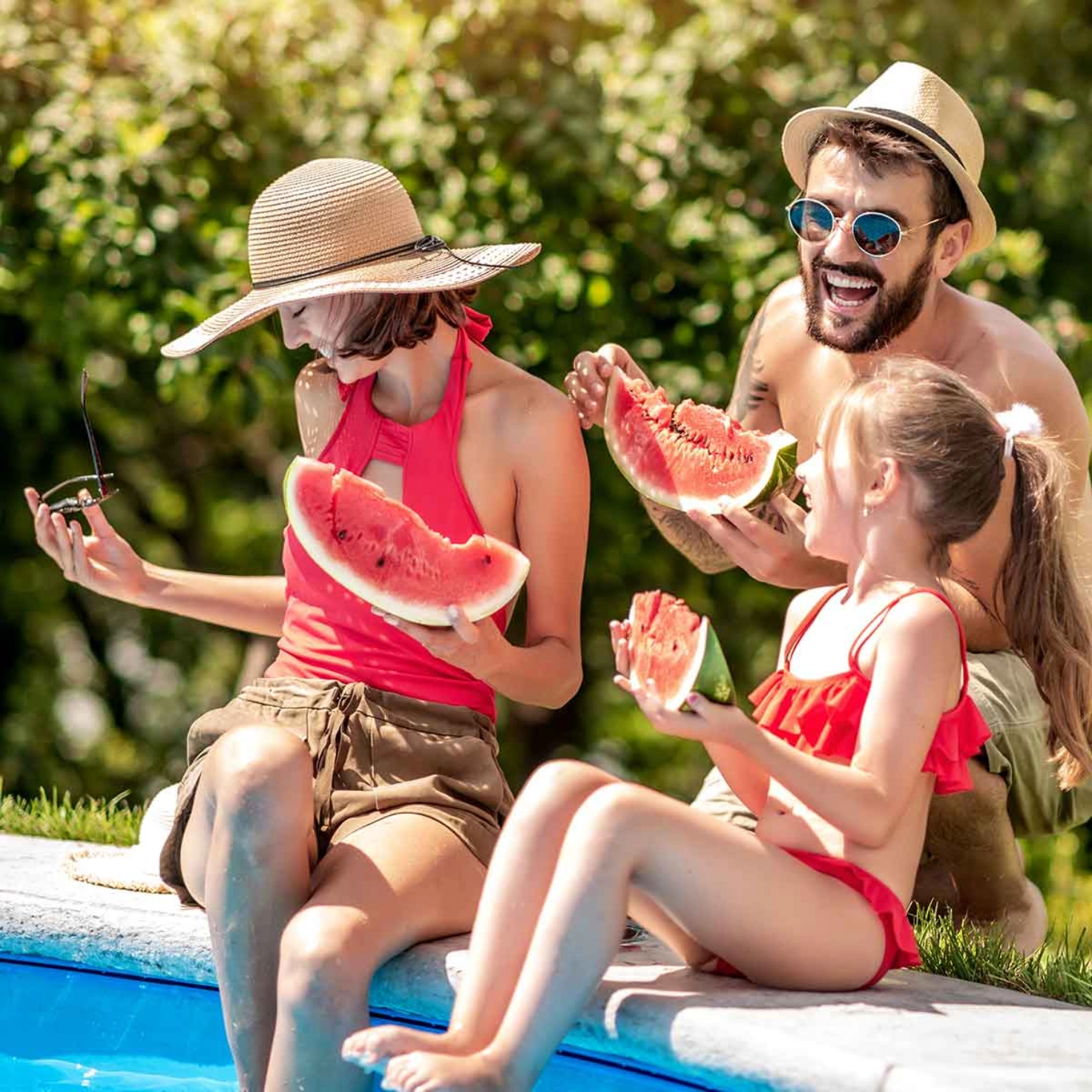 Familie am Pool