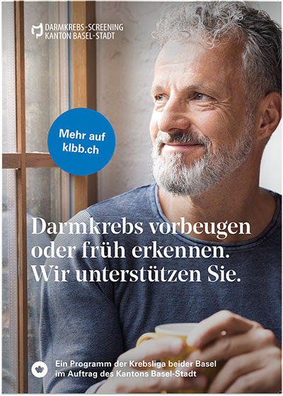 Abbildung eines Plakats des Darmkrebs-Screenings des Kantons Basel-Stadt. Darauf zu sehen ist ein Mann mit grauen Haaren und grauem Bart, der lächelnd aus dem Fenster schaut. Unterm Gesicht des Mannes steht auf Deutsch: "Darmkrebs vorbeugen oder früh erkennen. Wir unterstützen Sie."