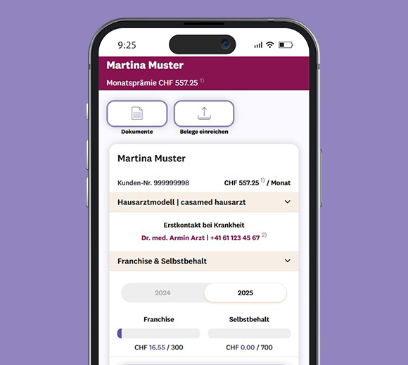 Smartphone mit geöffneter mySympany App. Zu sehen ist die Übersichtsseite eines Familienmitglieds.
