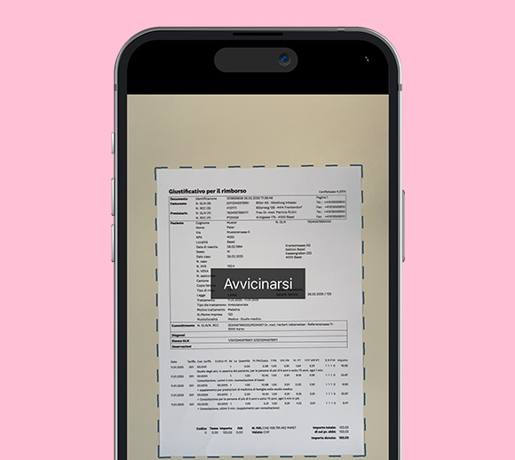 Smartphone con l'app mySympany aperta, con la quale si sta scansionando una ricevuta di rimborso. L'app richiede all'utente di avvicinare la fotocamera al documento.