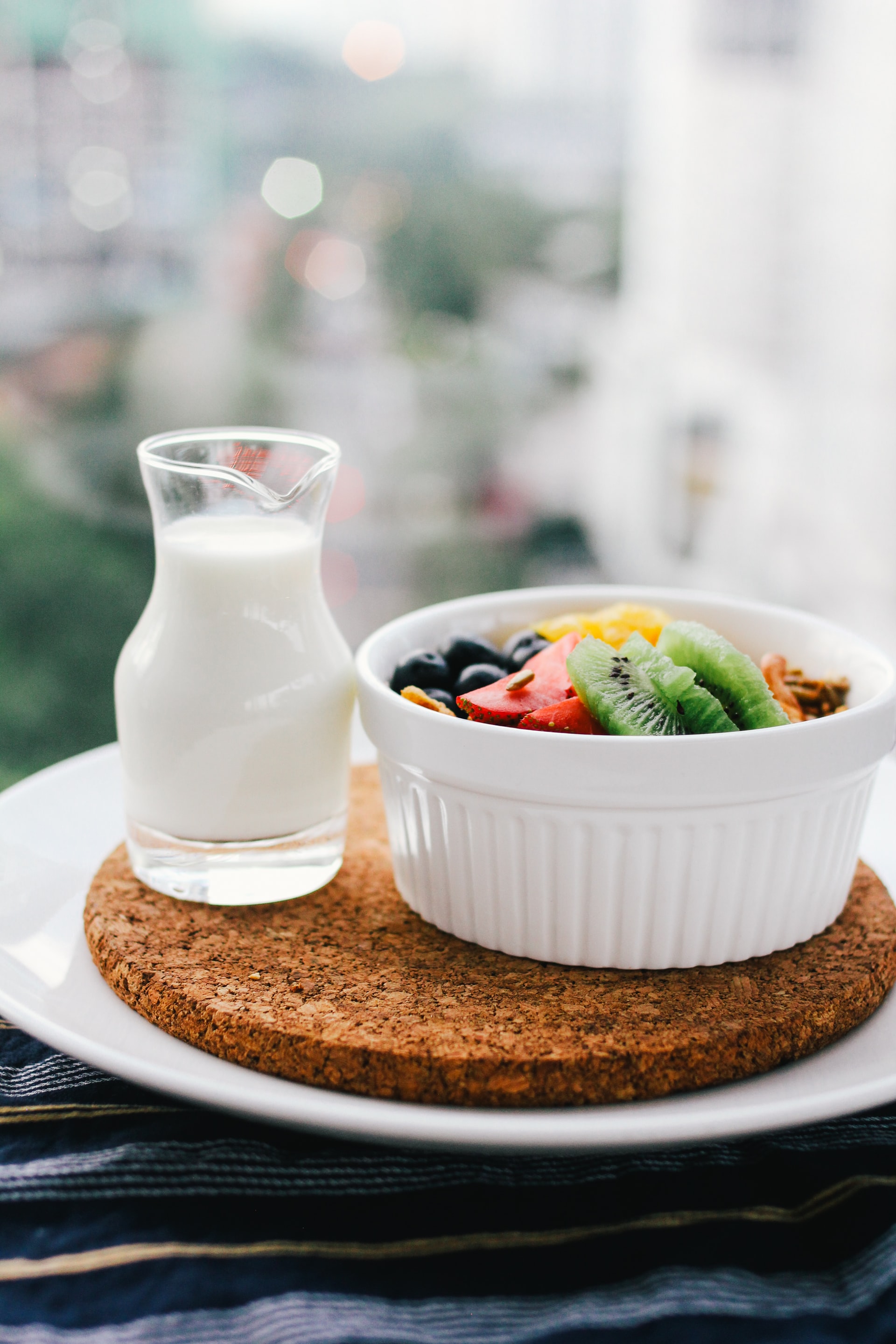 Milch und Obstsalat