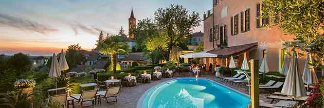 Piscine devant un hôtel dans le Piémont