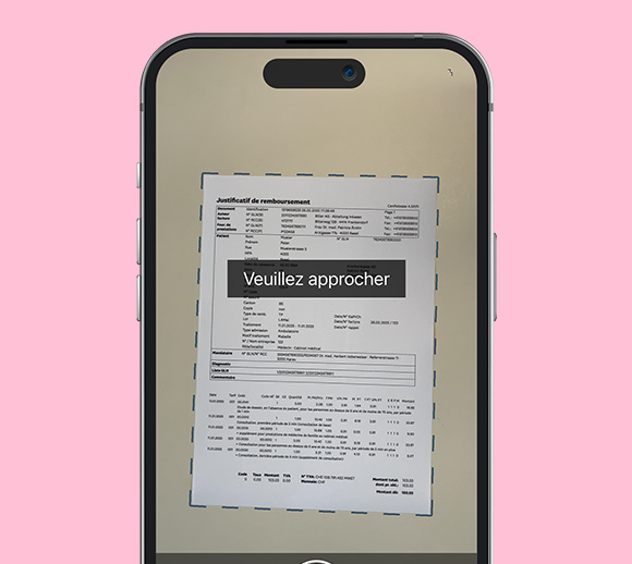 Smartphone avec l'application mySympany ouverte, en train de scanner un justificatif de remboursement. L'application indique à l'utilisateur de rapprocher la caméra du document.