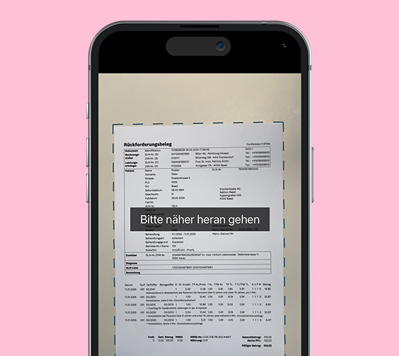 Smartphone mit geöffneter mySympany App, mit der gerade ein Rückforderungsbeleg eingescannt wird. Die App weist den Benutzer an, die Kamera näher ans Dokument zu halten.