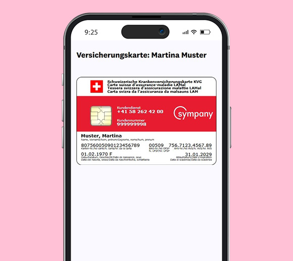 Smartphone mit geöffneter mySympany App. Zu sehen ist die digitale Versichertenkarte eines Familienmitglieds.