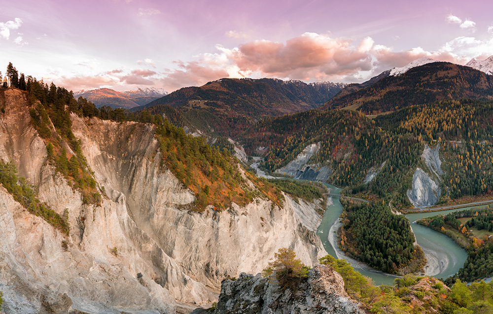 Ruinaulta, die Schlucht im Vorderrheintal zwischen Reichenau und Ilanz. Das Bild zeigt Steilwände und einen reissenden, sich durch die Felslandschaft windenden Fluss.