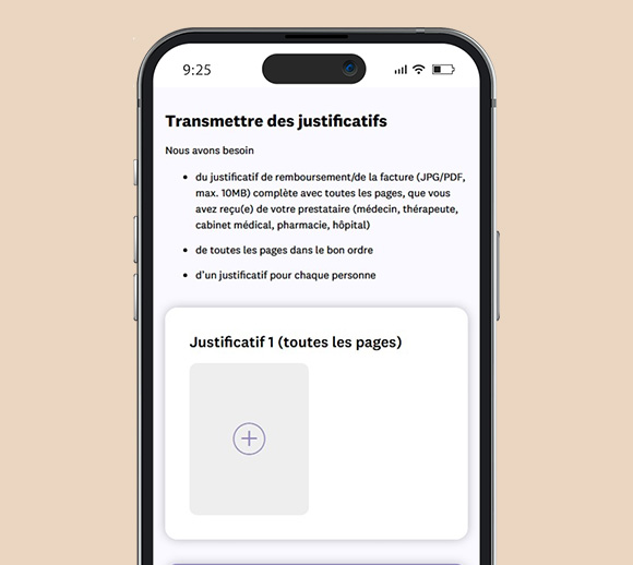 Smartphone avec l'application mySympany ouverte. Les justificatifs peuvent être soumis sur la page indiquée.