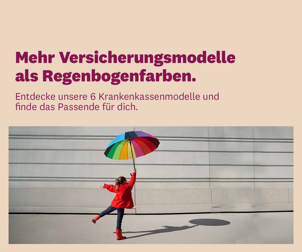 Person mit buntem Regenschirm